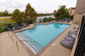 Amazing pool, Steps 2 Broadway right on the Riverfront!